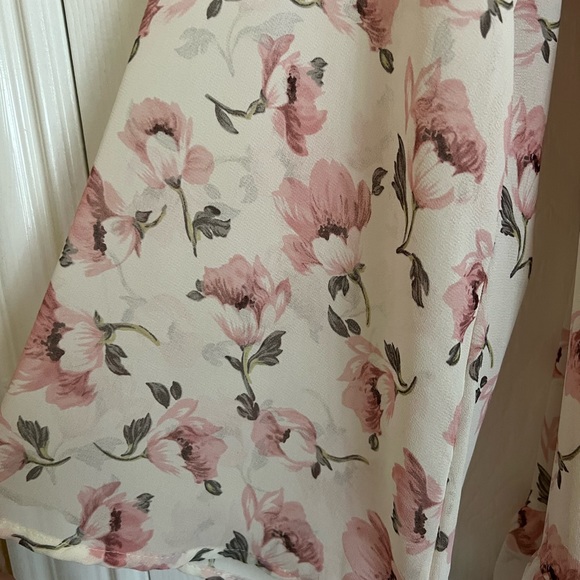 Neutral colored Floral Romper - Picture 11 of 16